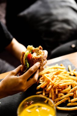 Taze sebzeli ev yapımı hamburger.