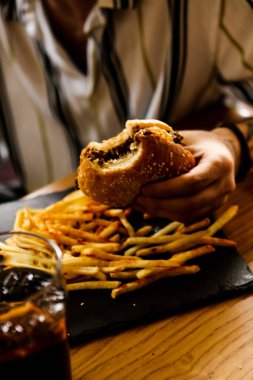 Taze sebzeli ev yapımı hamburger.