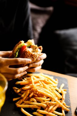 Taze sebzeli ev yapımı hamburger.