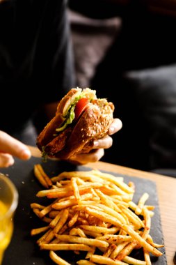 Taze sebzeli ev yapımı hamburger.