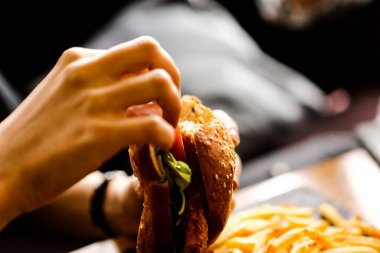 Taze sebzeli ev yapımı hamburger.