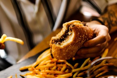 Taze sebzeli ev yapımı hamburger.