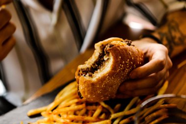 Taze sebzeli ev yapımı hamburger.