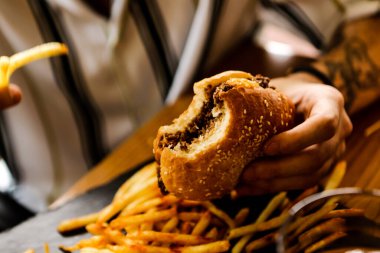 Taze sebzeli ev yapımı hamburger.