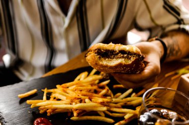 Taze sebzeli ev yapımı hamburger.