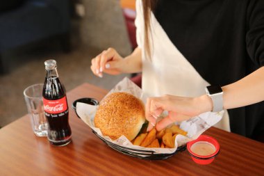 Taze sebzeli ev yapımı hamburger.