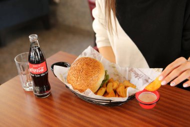Taze sebzeli ev yapımı hamburger.