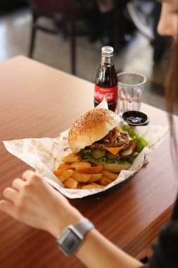 Taze sebzeli ev yapımı hamburger.