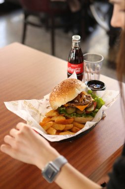 Taze sebzeli ev yapımı hamburger.