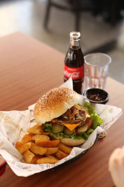 Taze sebzeli ev yapımı hamburger.