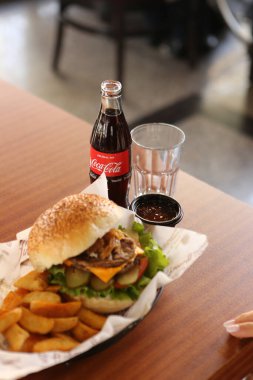 Taze sebzeli ev yapımı hamburger.