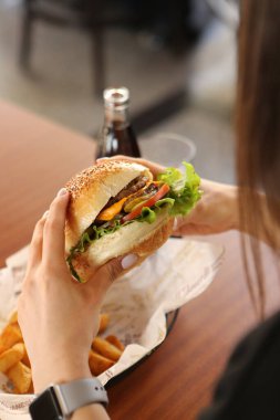 Taze sebzeli ev yapımı hamburger.