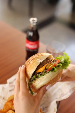 Taze sebzeli ev yapımı hamburger.