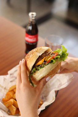 Taze sebzeli ev yapımı hamburger.