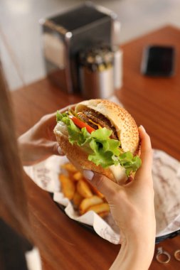 Taze sebzeli ev yapımı hamburger.
