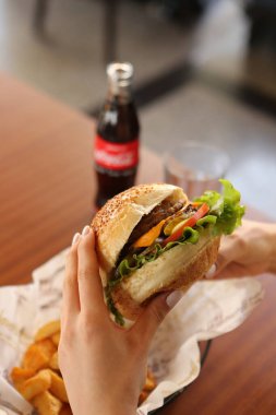 Taze sebzeli ev yapımı hamburger.