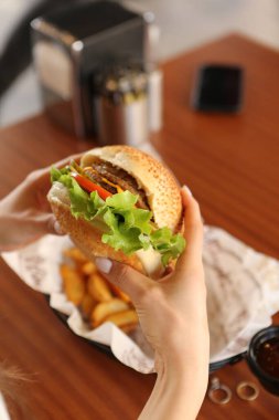 Taze sebzeli ev yapımı hamburger.