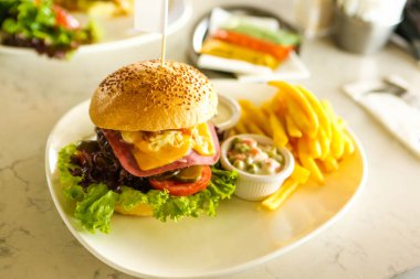 Taze sebzeli ev yapımı hamburger.