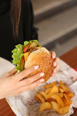 Taze sebzeli ev yapımı hamburger.