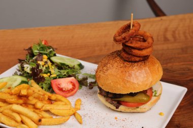 Taze sebzeli ev yapımı hamburger.