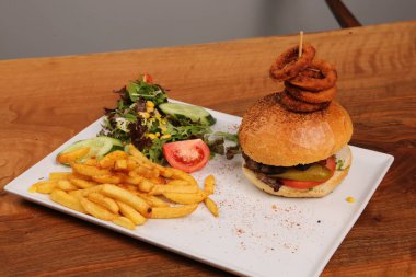 Taze sebzeli ev yapımı hamburger.