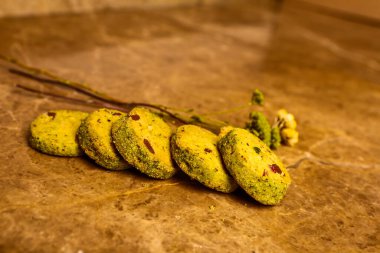 Koyu çikolata parçaları ile tanımlama