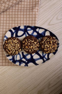 Koyu çikolata parçaları ile tanımlama