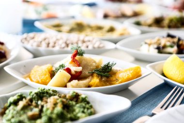 Geleneksel Türk ve Yunan yemek meze masası