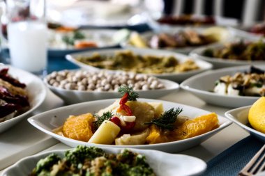 Geleneksel Türk ve Yunan yemek meze masası