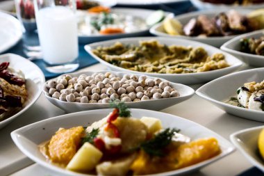 Geleneksel Türk ve Yunan yemek meze masası