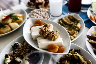 Geleneksel Türk ve Yunan yemek meze masası