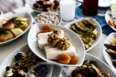Geleneksel Türk ve Yunan yemek meze masası