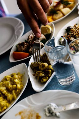 Geleneksel Türk ve Yunan yemek meze masası