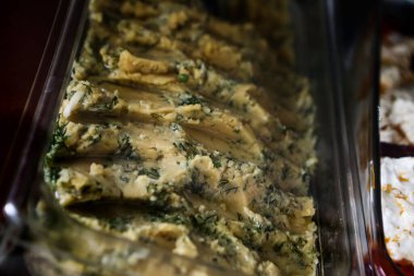 Geleneksel Türk ve Yunan yemek meze masası