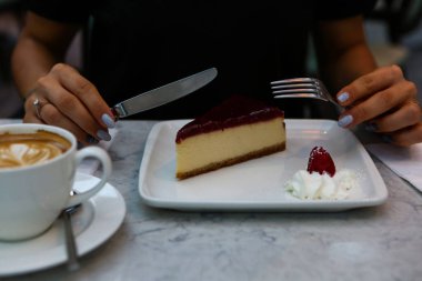 Masada lezzetli bir pasta var.