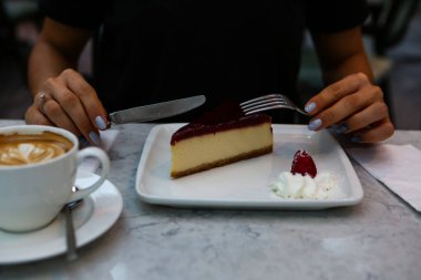 Masada lezzetli bir pasta var.