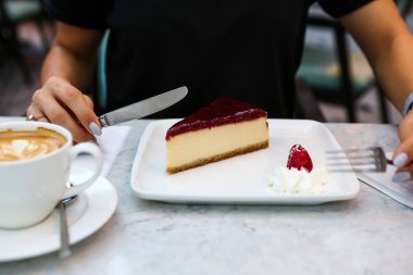 Masada lezzetli bir pasta var.