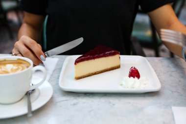 Masada lezzetli bir pasta var.