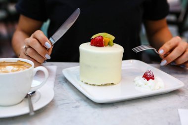 Masada lezzetli bir pasta var.