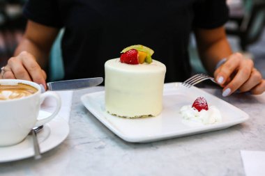 Masada lezzetli bir pasta var.