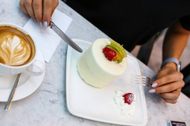 Masada lezzetli bir pasta var.