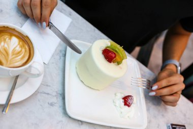 Masada lezzetli bir pasta var.