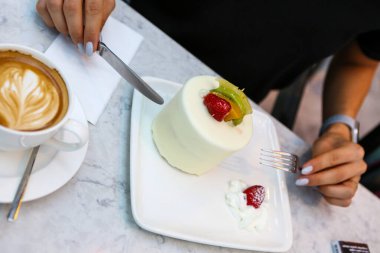 Masada lezzetli bir pasta var.