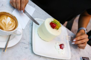 Masada lezzetli bir pasta var.