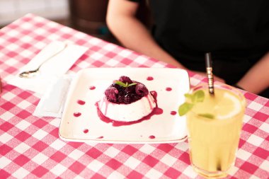 Masada lezzetli bir pasta var.