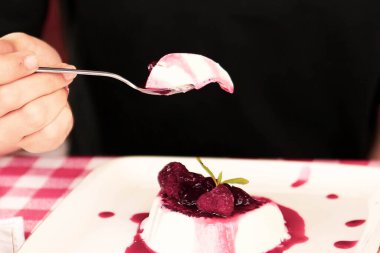 Masada lezzetli bir pasta var.