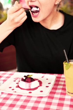 Masada lezzetli bir pasta var.