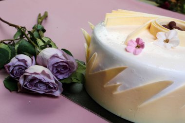 Masada lezzetli bir pasta var.