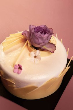 Masada lezzetli bir pasta var.