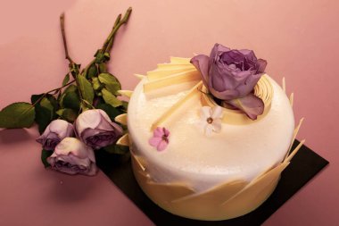 Masada lezzetli bir pasta var.